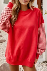 Sweatshirt à manches longues rouges avec empiècements vichy rouge et blanc, col rond ample.