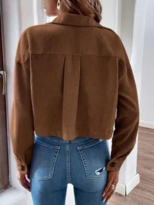 Detaillierte Rückansicht einer braunen Cordjacke mit langen Ärmeln und Reverskragen.