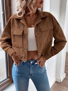 Nahaufnahme der braunen Damen Cordjacke mit langen Ärmeln, Reverskragen und Knöpfen.