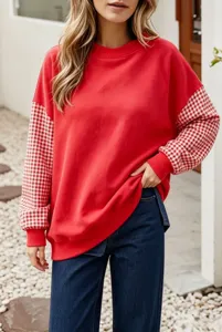 Gros plan detaille du sweat rouge avec de elegantes manches a carreaux rouges.