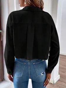 Rückdetail der schwarzen Damen Cord Langarm Knopfleiste Crop Jacke mit Revers Kragen.
