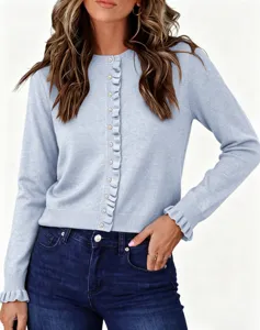 Lichtblauwe gebreide damesvest met opvallende ruffle details langs de knoopsluiting.