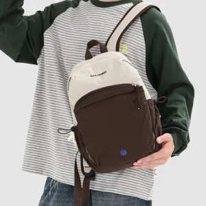 Detailansicht des lässigen Rucksacks mit Farbmix, Reißverschlusstasche und stabilen Schulterriemen.