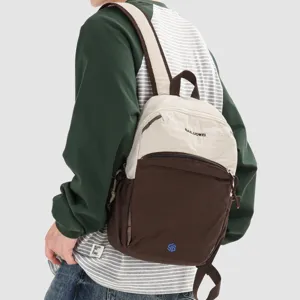 Detailansicht des lässigen zweifarbigen Rucksacks mit Reißverschlusstasche und klarem Design.