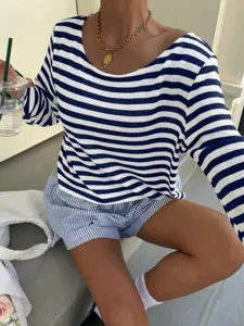 Casual gestreept gebreid shirt met lange mouwen, klassieke blauw-witte strepen, relaxte pasvorm.