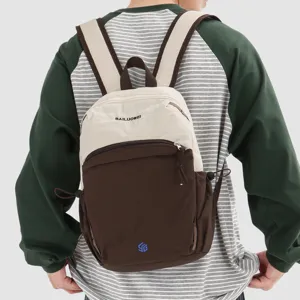 Lässiger leichter Rucksack Detailansicht mit strapazierfähigem zweifarbigem Stoff und Fächer.