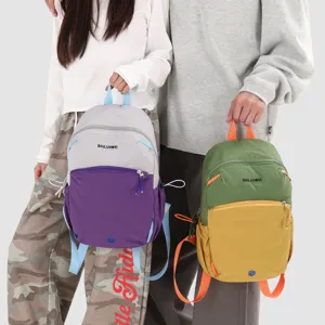 Lässiger, leichter, farblich abgesetzter Rucksack für Schüler und Outdoor-Reisen im Alltag.