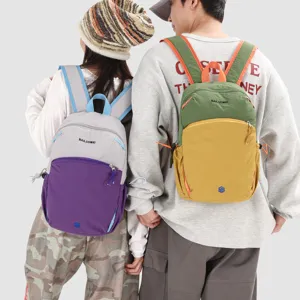 Detailaufnahme von Freizeitrücken-säcken an Modellen mit bunten Taschen und Riemen.