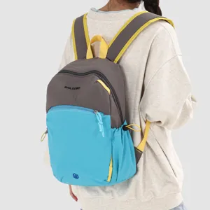 Detailansicht des Freizeitrucksacks im Color-Block-Design mit gelben Trägern und Fronttasche.