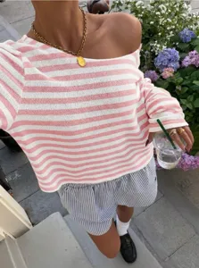 Roze en witte gestreepte gebreide trui met lange mouwen, casual streetwear stijl.