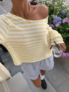 Dames geel wit gestreepte gebreide truien met lange mouwen, casual off shoulder trui detail.