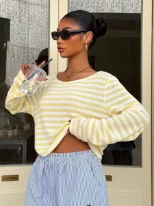 Gestreepte gebreide top met lange mouwen detail, casual geel en witte dames trui.
