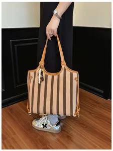 Vista dettagliata borsa tote donna in tela a righe, grande capacita borsa a spalla.