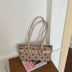 Vista dettagliata della borsa a spalla kaki a pois alla moda con cinturino in metallo.