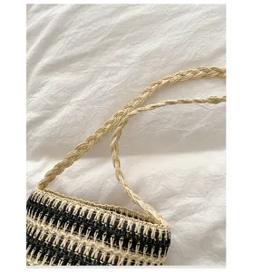 Detailansicht der handgeflochtenen, gestreiften Stroh-Strandtasche, lässiger Sommer-Eimerbeutel.