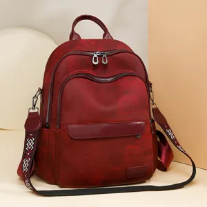 Elegante zaino da donna rosso scuro con spallacci etnici e tasche con zip per uso quotidiano.