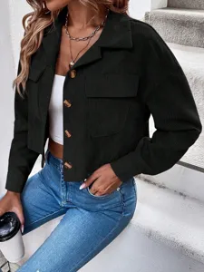 Schwarze Cord-Kurzjacke Detailansicht, Langarm Bluse mit Revers und Knopfleiste für Damen.