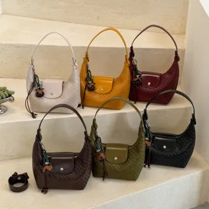 Detailed view of woven hobo shoulder bags in multiple colors, featuring stylish dumpling design.