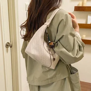 Chic woven underarm shoulder bag for women, stylish hobo dumpling handbag for daily commute.
