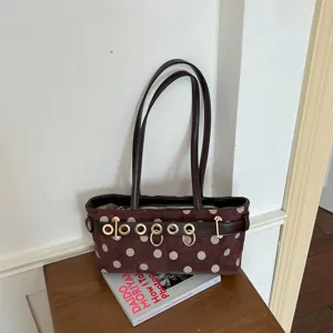 Borsa a tracolla marrone a pois, elegante borsa in camoscio con cintura ad anelli metallici.
