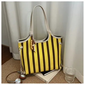 Vista dettagliata della borsa tote a righe in tela elegante, grande capacità per commuting.