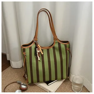 Borsa a shopper in tela a righe verde e marrone con manici in pelle e perline.