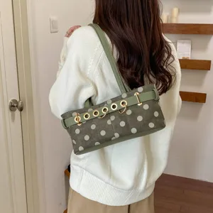 Borsa a tracolla verde chic con pois da donna, borsetta alla moda da commuter in dettaglio.