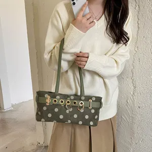 Borsa a spalla verde a pois da donna, elegante borsa in camoscio da commutatore con anelli metallici.