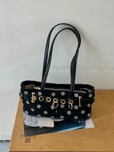 Chic borsa a tracolla a pois neri e bianchi da donna, elegante borsa da lavoro alla moda.