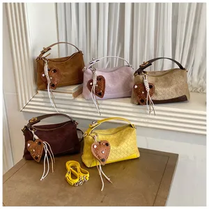 Sac à bandoulière rétro en cuir tissé avec pendentif cœur, élégant sac à main.