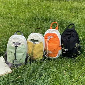 Pequeña mochila de exterior casual ligera y versátil para el senderismo y viaje de mujer
