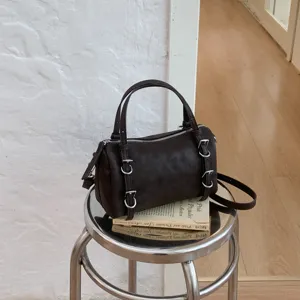 Borsa a tracolla retrò marrone scuro, borsa casual con doppi manici e dettagli con fibbie in metallo.
