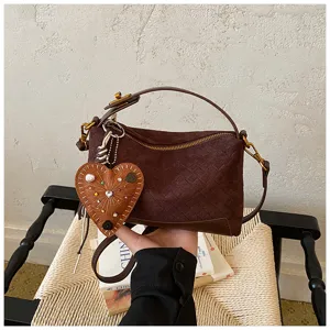 Sac bandoulière vintage en suédine tissée marron rétro hobo avec charm cœur chic
