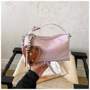 Sac bandoulière tissé violet pour femme, sac rétro de grande capacité avec charm en coeur.