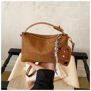 Sac à main en daim tressé marron pour femme, sac porté épaule vintage avec charm cœur rétro.
