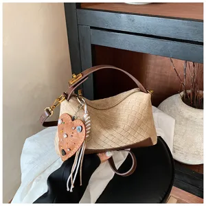 Sac à bandoulière tissé rétro pour femmes, sac à main décontracté avec pendentif en cœur chic.