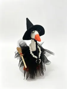 Halloween Deko Ente mit schwarzem Hexenhut, Tüllrock, Perlenkette und Mini Besen.