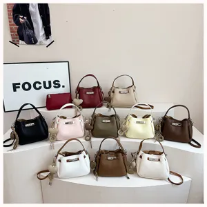 Sac seau tendance pour femme avec poignee et bandouliere reglable, coloris varies.