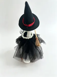 Handgemachte Holzente Figur mit Halloween Hexenhut, Perlenkette und schwarzem Tüllrock.