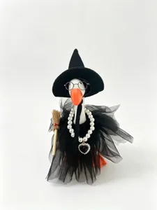 7-Zoll Tischgans Halloween Set Detailansicht mit schwarzem Hexenhut und Tüllrock.