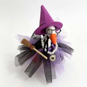 Detaillierte Ansicht der kleinen Halloween-Gans-Figur mit Hexenhut und tollen Tüllrock