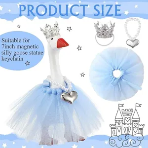 Vista dettagliata del grazioso vestito da oca con corona, collana di perle e tutu.