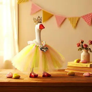 Graziosa statuetta di oca in resina con corona e abito tutu, ideale per la festa e casa.