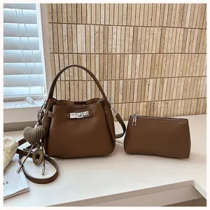 Ensemble de sac seau élégant en cuir synthétique marron avec pochette et bandoulière réglable.
