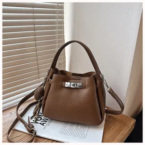 Élégant sac seau en cuir marron pour femmes, sac bandoulière polyvalent de haute qualité.