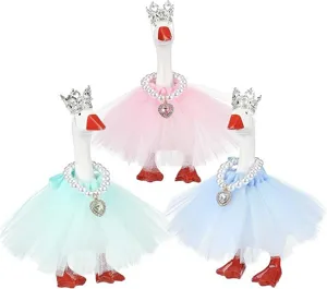 Set di statuette di oche carine con corone e abiti in tulle colorato per decorazioni festive.