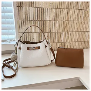 Vue détaillée du sac seau blanc élégant avec bordure marron et pochette assortie.