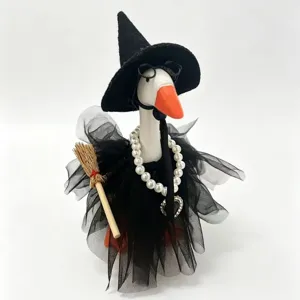 7 Zoll Desktop Halloween Gans Figur mit Schwarzem Hexenhut Perlenkette Kleid und Besen