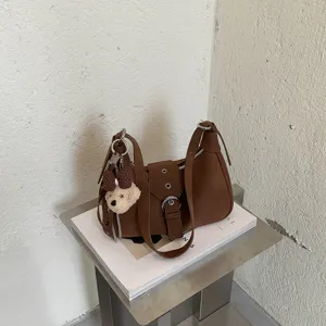 Bolso de hombro marrón estilo coreano retro dumpling con colgante de osito y hebilla elegante.