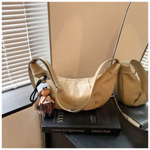 Casual beige hobo dumpling schoudertas met pop hanger voor stijlvolle dagelijkse outfits.
